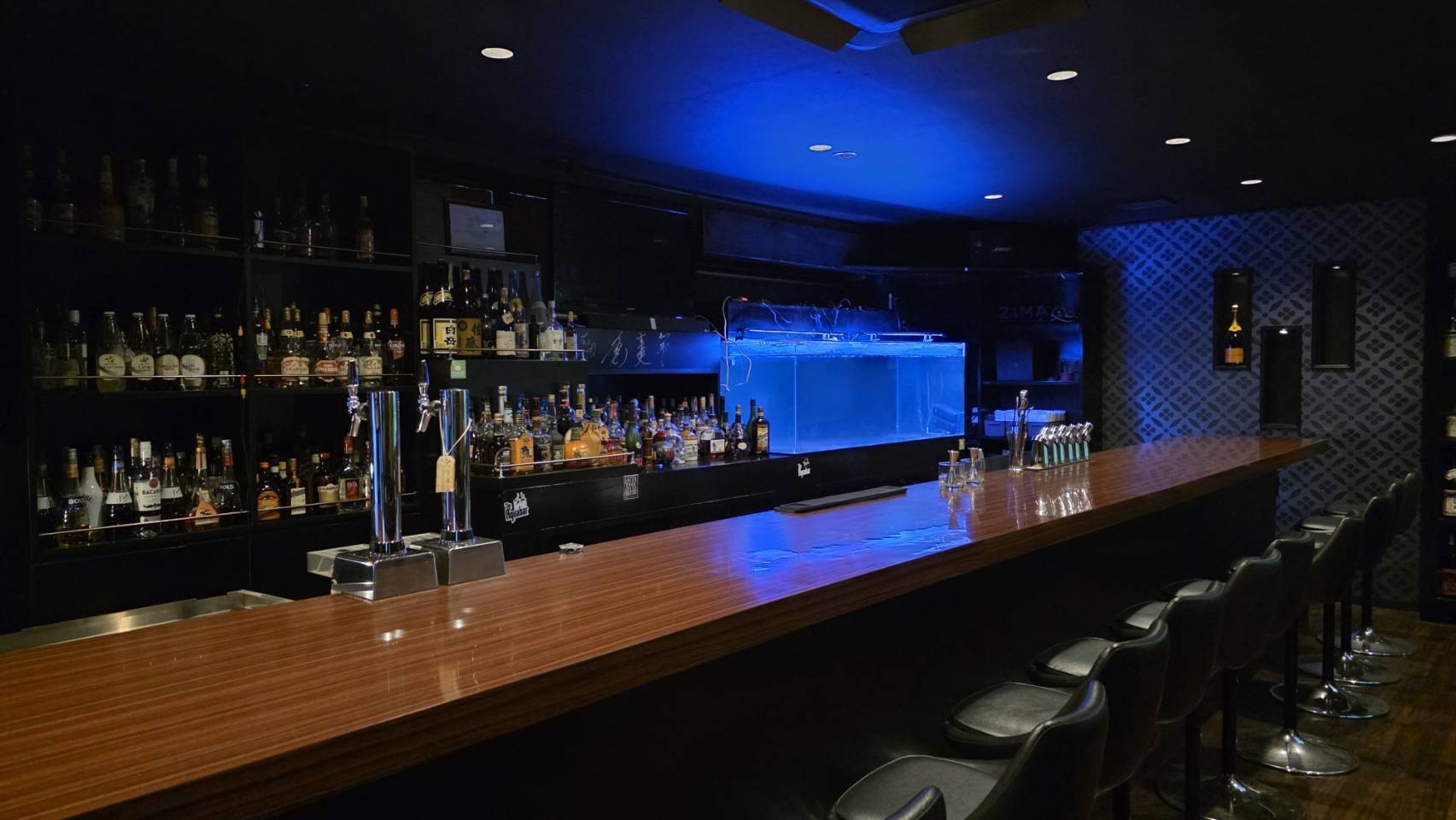 自社で運営する飲食店（バー・ラウンジ）の店内